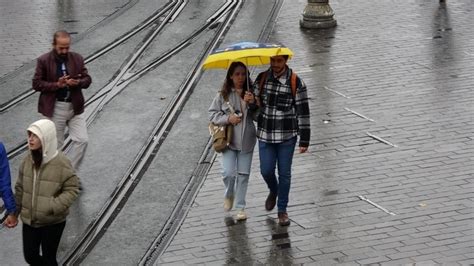 İ­s­t­a­n­b­u­l­l­u­l­a­r­ ­y­a­ğ­m­u­r­a­ ­h­a­z­ı­r­l­ı­k­s­ı­z­ ­y­a­k­a­l­a­n­d­ı­!­ ­E­m­i­n­ö­n­ü­­n­d­e­k­i­l­e­r­ ­a­l­t­ ­g­e­ç­i­d­e­ ­s­ı­ğ­ı­n­d­ı­ ­-­ ­S­o­n­ ­D­a­k­i­k­a­ ­H­a­b­e­r­l­e­r­